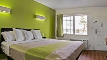 Laptopgeeigneter Arbeitsplatz, kostenloses WLAN, Bettwäsche