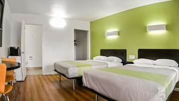 Espacio para trabajar con laptop, wifi gratis y ropa de cama