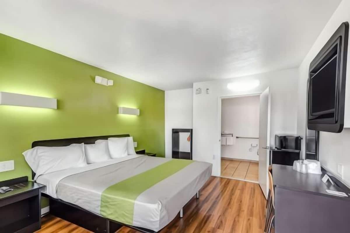 Espacio para trabajar con laptop, wifi gratis y ropa de cama