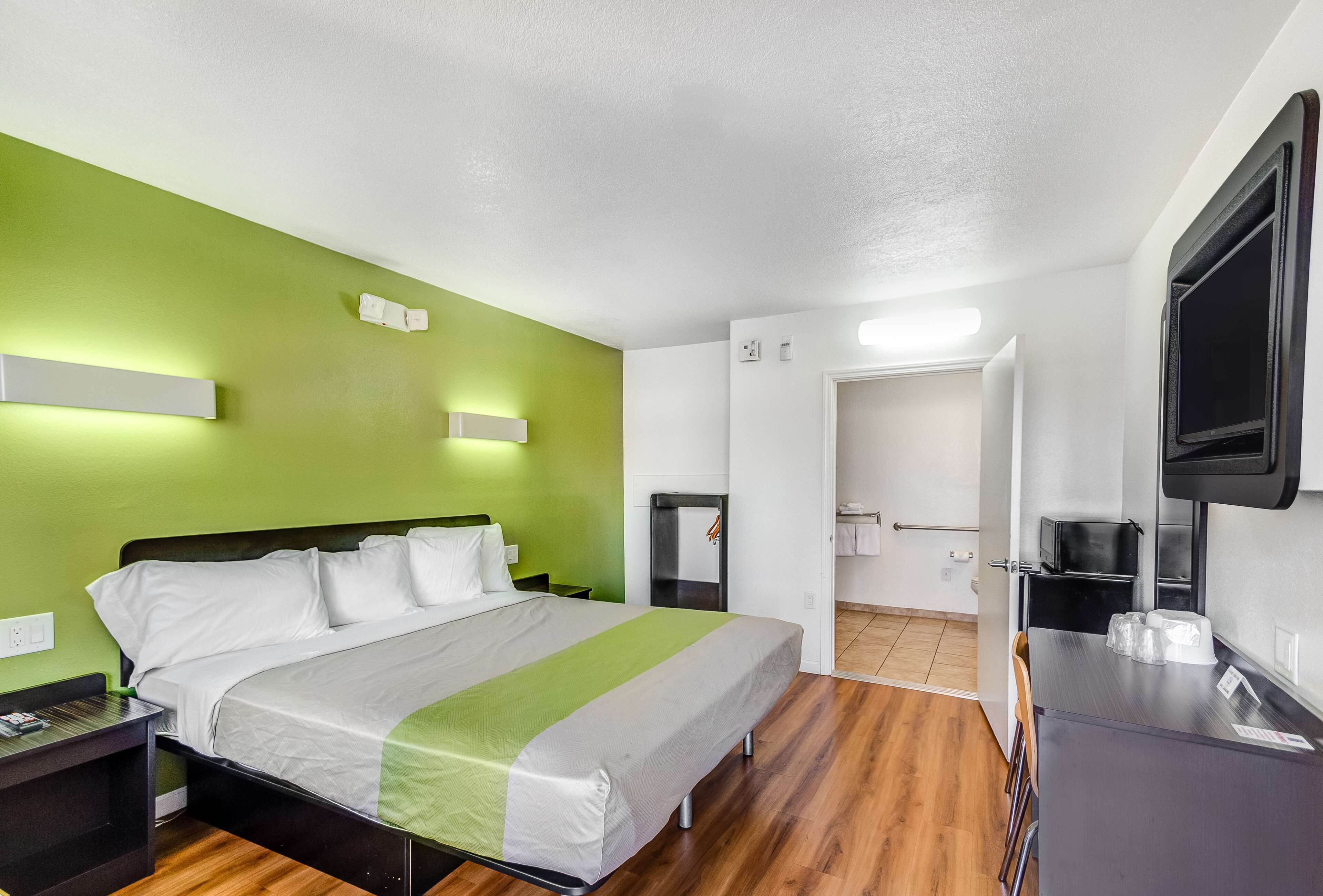 Espace de travail pour ordinateur portable, Wi-Fi gratuit, draps fournis