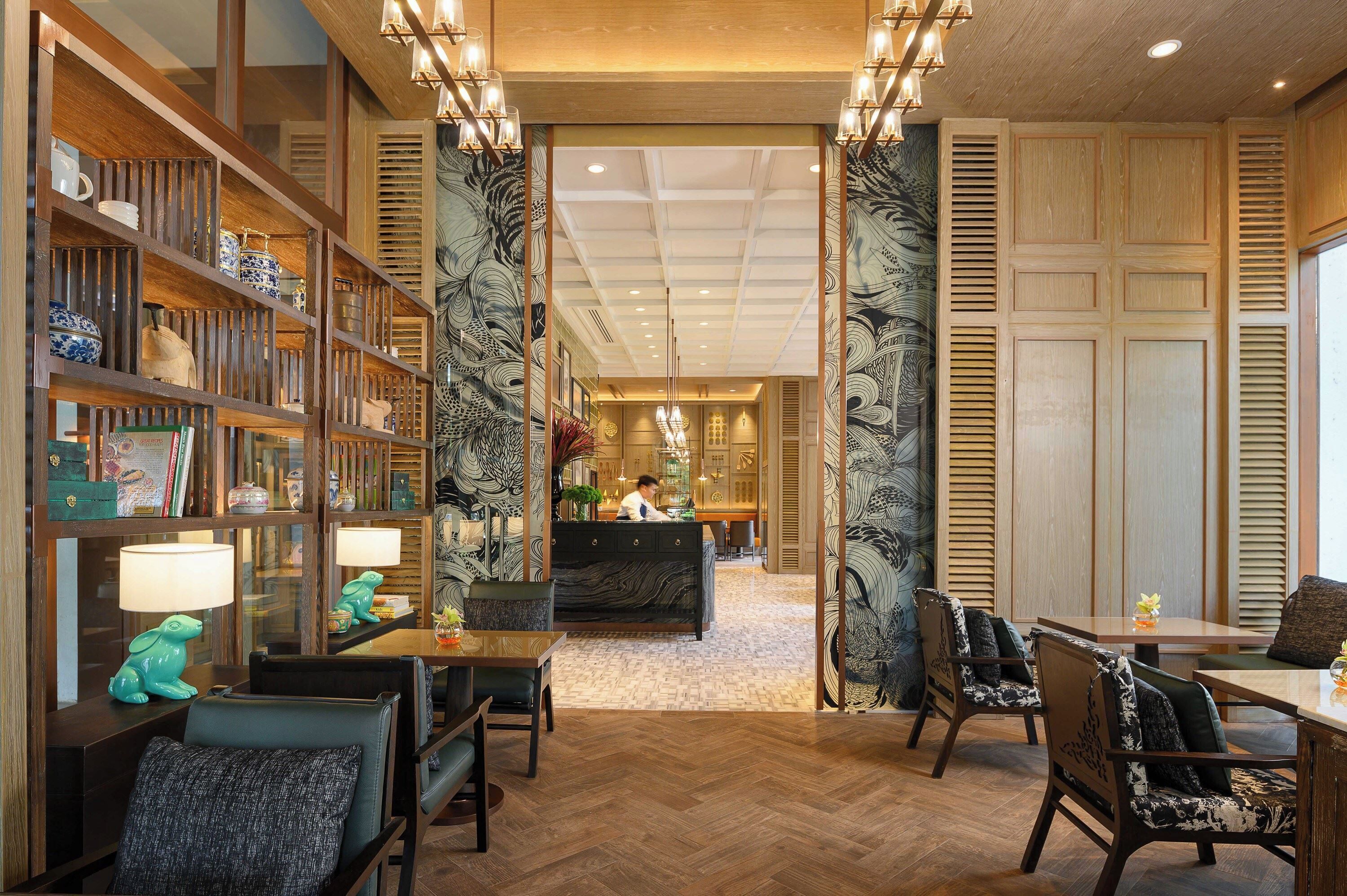 6 restaurants, breakfast, lunch, dinner served; thai cuisine