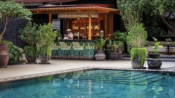 6 restaurants; breakfast, lunch, dinner and brunch served