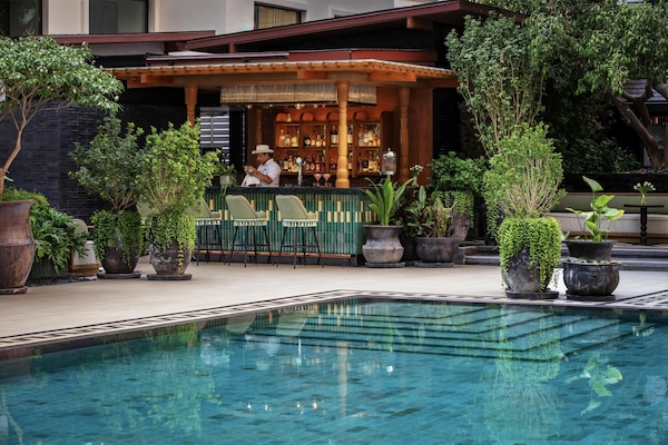 6 restaurants; breakfast, lunch, dinner and brunch served