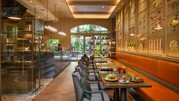 6 restaurants, breakfast, lunch, dinner served; Thai cuisine