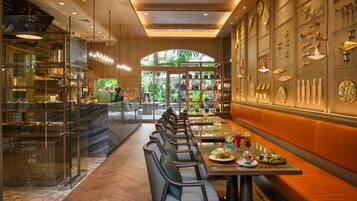 6 restaurants; breakfast, lunch, dinner and brunch served