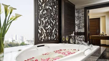 Anantara Presidential Suite | Salle de bain | Articles de toilette gratuits, sĂšche-cheveux, peignoirs, chaussons