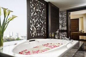 Anantara Presidential Suite | Salle de bain | Articles de toilette gratuits, sèche-cheveux, peignoirs, chaussons