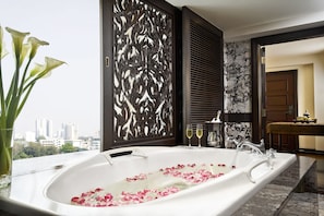 Anantara Presidential Suite | Salle de bain | Articles de toilette gratuits, sèche-cheveux, peignoirs, chaussons