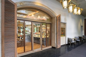 6 개의 레스토랑, 아침 식사, 점심 식사, 저녁 식사 제공(태국 요리)