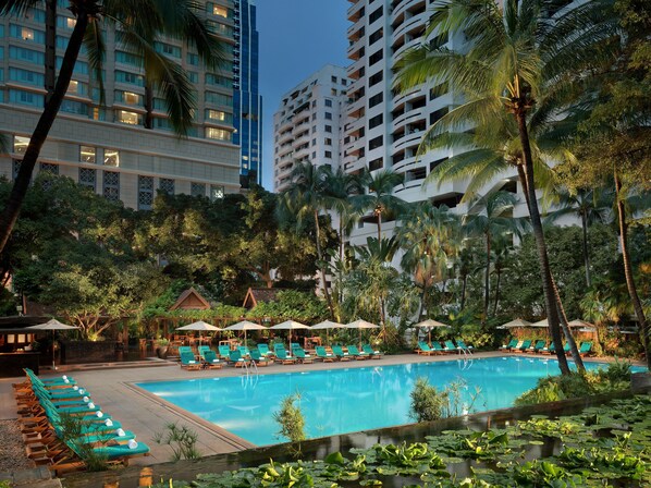 Una piscina al aire libre