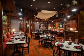 6 restaurants, breakfast, lunch, dinner served; Thai cuisine 