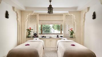 Couples treatment rooms, hot tub, body treatments, aromatherapy