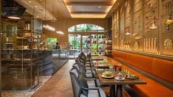 6 restaurants; breakfast, lunch, dinner and brunch served