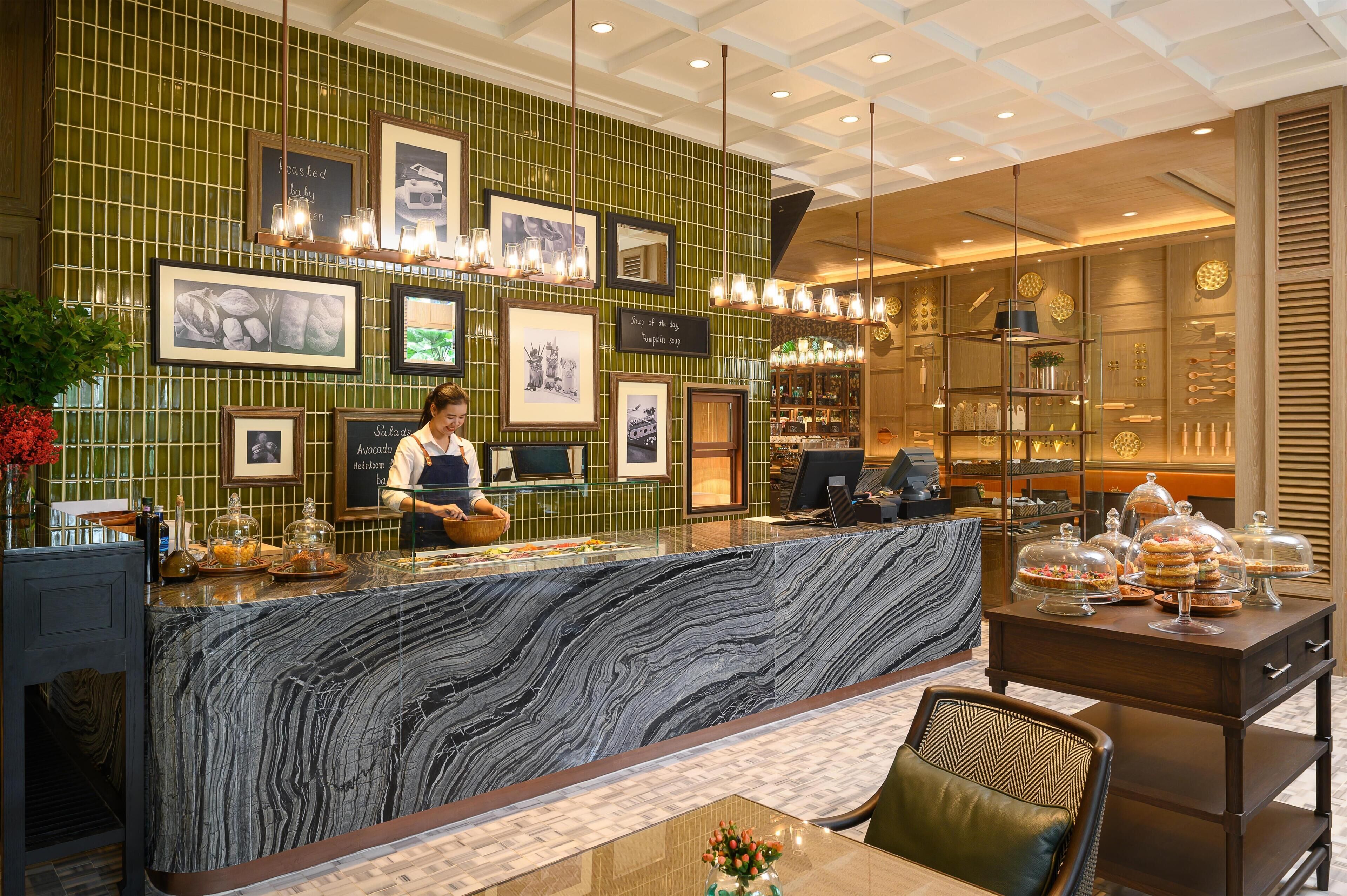 6 restaurants; breakfast, lunch, dinner and brunch served 