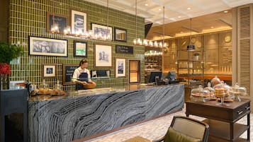 6 restaurants; breakfast, lunch, dinner and brunch served