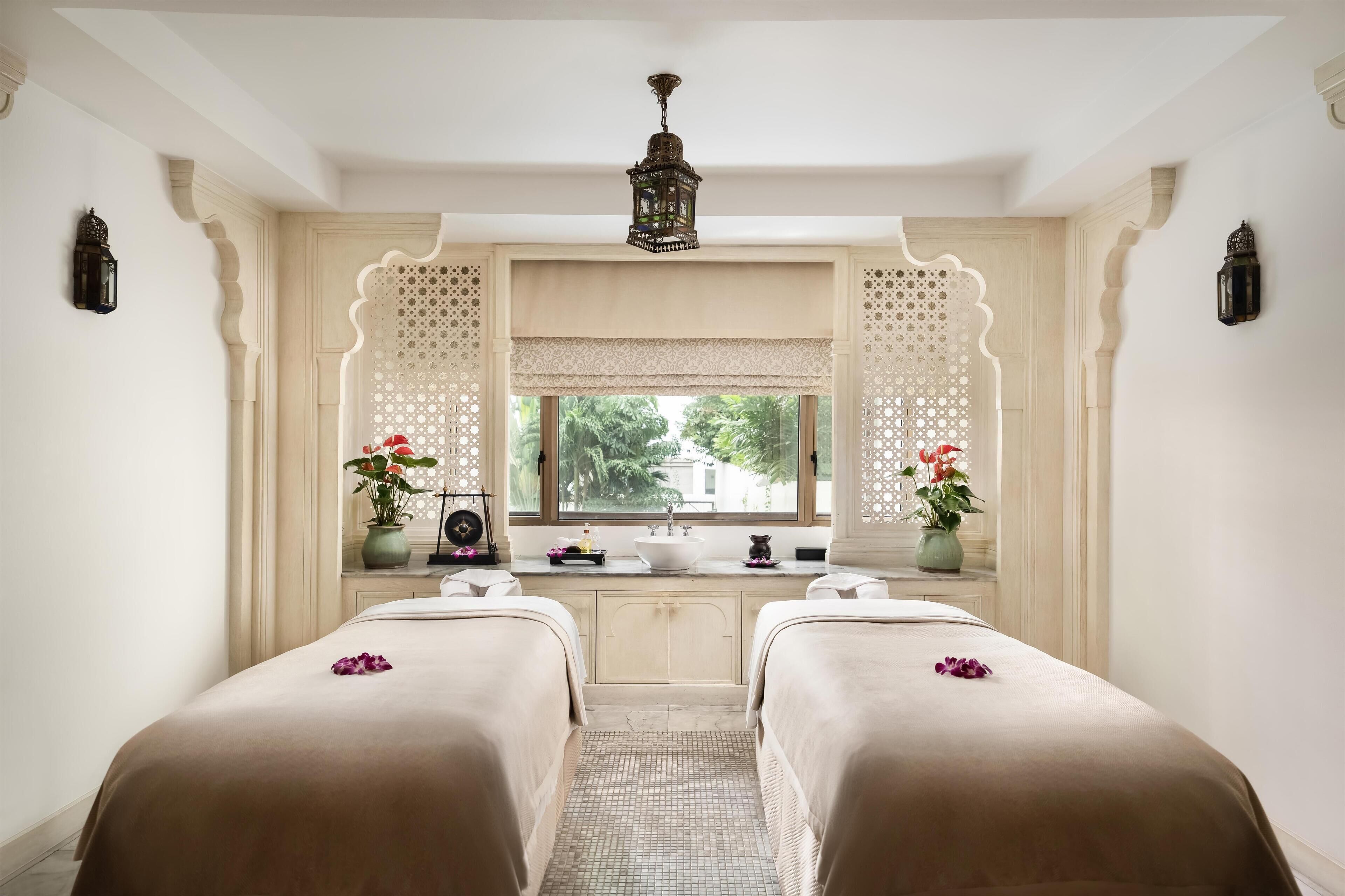 Couples treatment rooms, hot tub, body treatments, aromatherapy