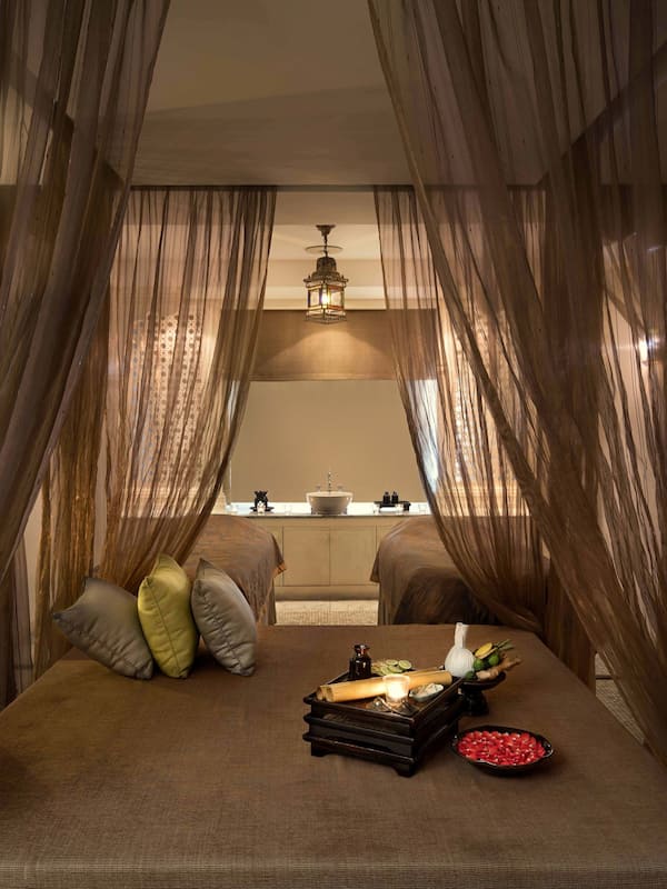 Couples treatment rooms, hot tub, body treatments, aromatherapy