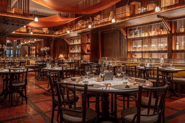 6 restaurants; breakfast, lunch, dinner and brunch served