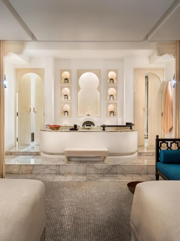 Couples treatment rooms, hot tub, body treatments, aromatherapy