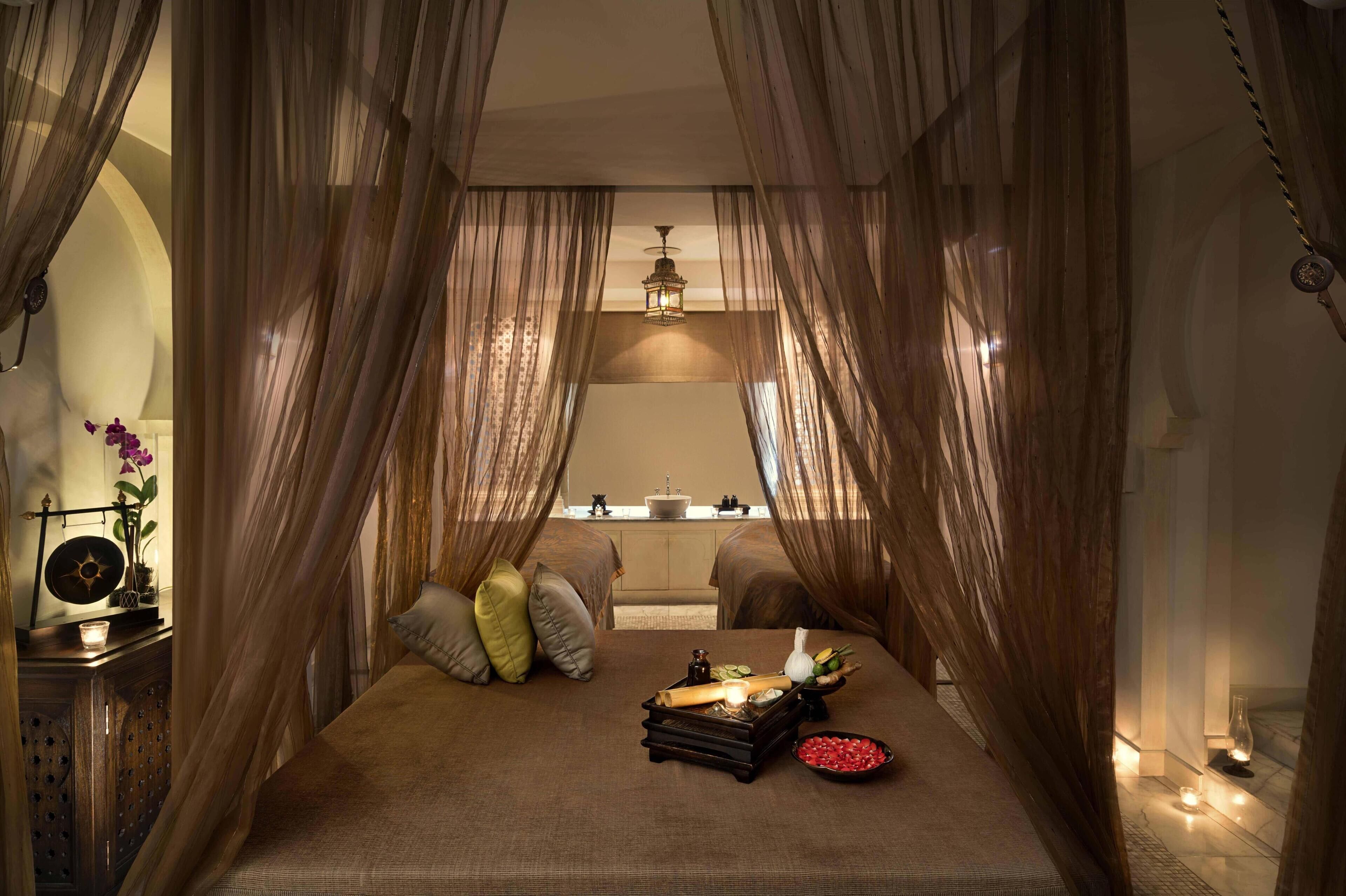 Couples treatment rooms, hot tub, body treatments, aromatherapy