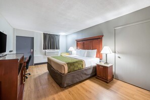 Quarto standard, 1 cama King, para não fumantes | Escrivaninha, ferros/tábuas de passar roupa, berços grátis