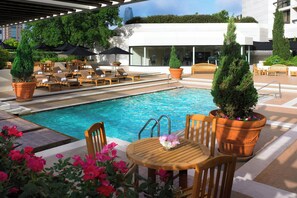 Piscina externa, guarda-sóis, espreguiçadeiras