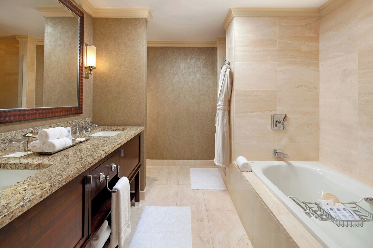 Elegant bathroom with jacuzzi