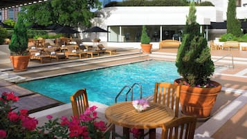 حمّام سباحة خارجي، مظلات على حمّام السباحة، مقاعد للتشمس