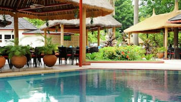 2 buitenzwembaden, ligstoelen bij het zwembad, badmeesters op locatie