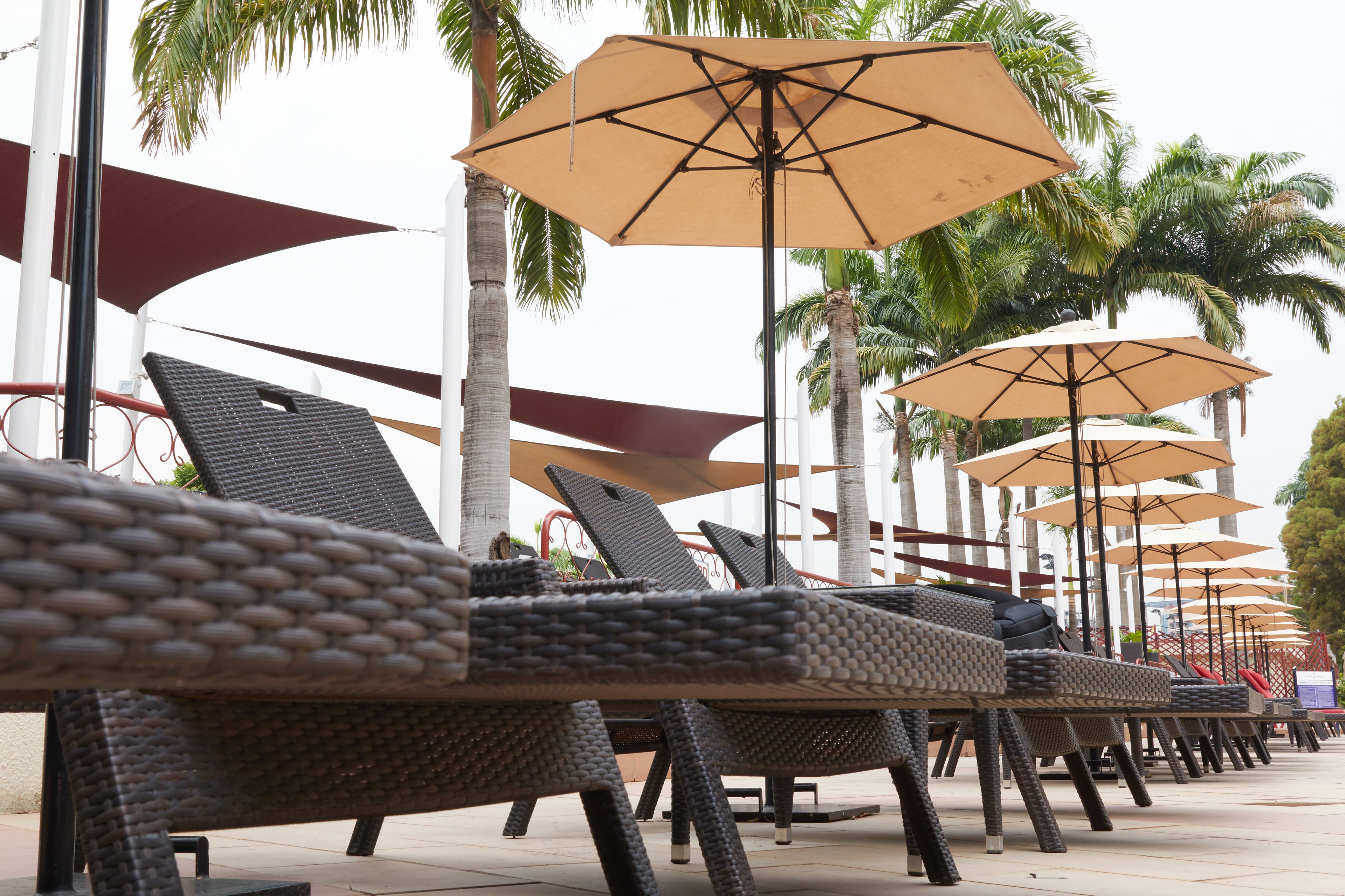 2 buitenzwembaden, ligstoelen bij het zwembad, badmeesters op locatie