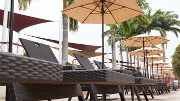 2 buitenzwembaden, ligstoelen bij het zwembad, badmeesters op locatie