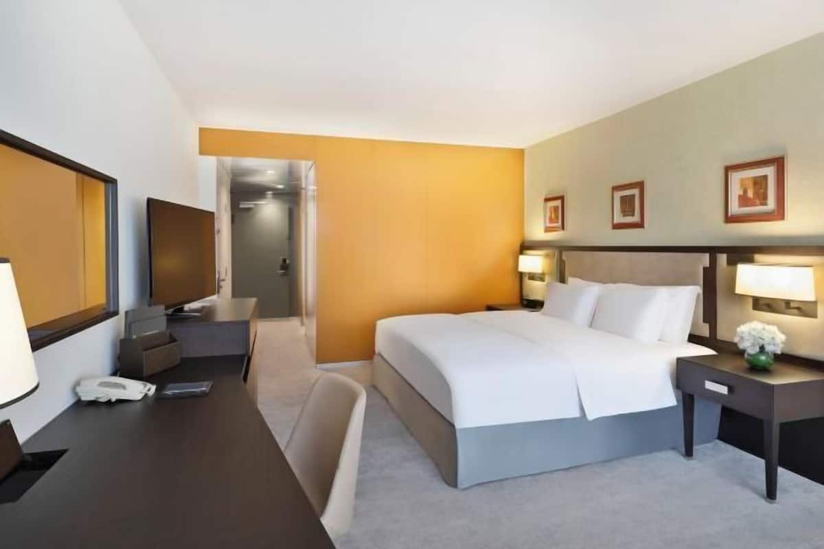 1 bedroom, Egyptian cotton sheets, premium bedding, down duvets