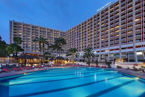 2 szabadtéri medence, napozóágyak és úszómester a helyszínen