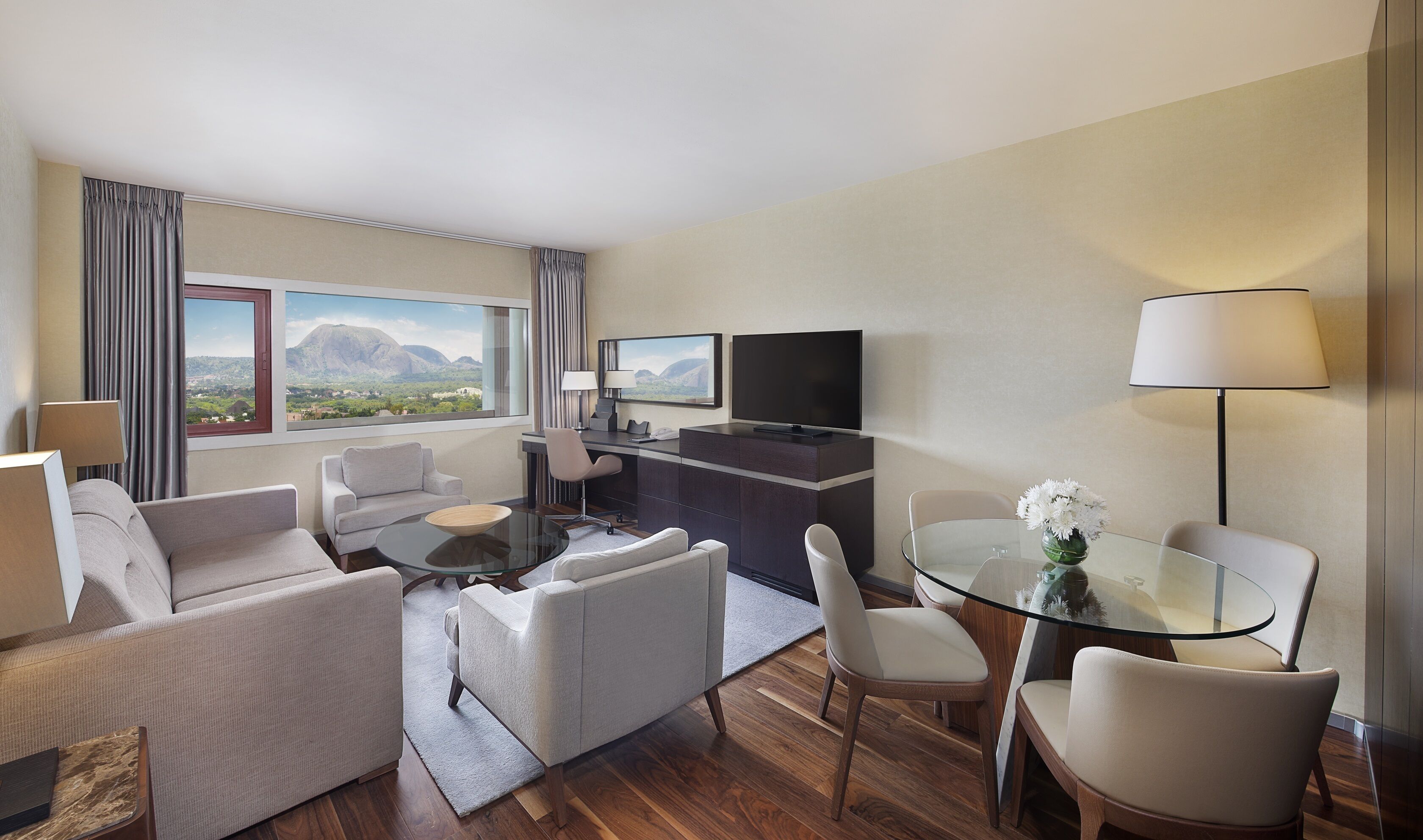 Executive suite, 1 kingsize bed (Royal) | Woonruimte | Een televisie en een mp3-dock