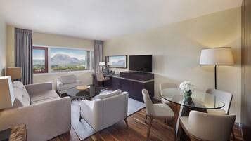 Executive suite, 1 kingsize bed (Royal) | Woonruimte | Een televisie en een mp3-dock