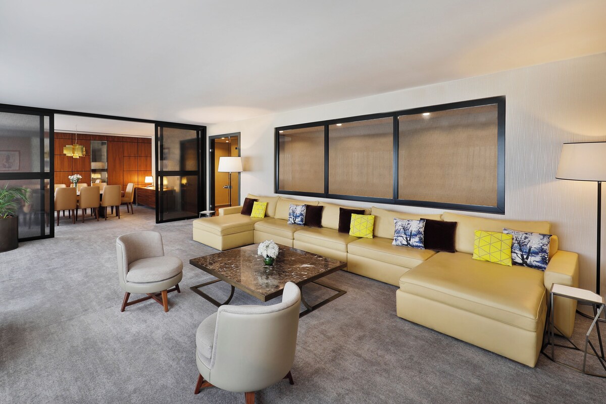 Suite Prestige, 1 très grand lit (Ambassador) | Aire de séjour | Téléviseur