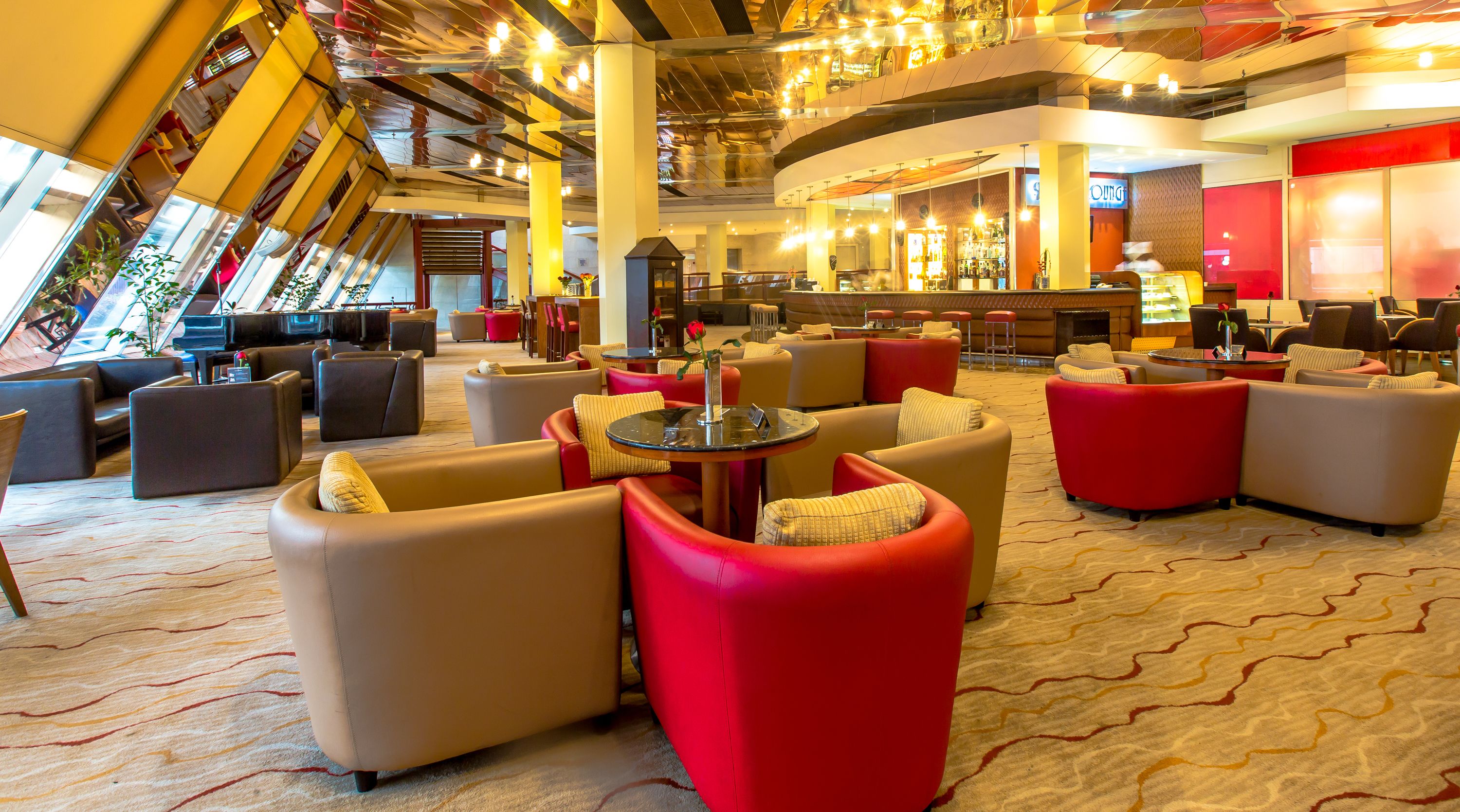 3 bars/lounges, cocktail bar