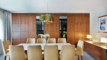 Premium-Suite, 1 King-Bett (Ambassador) | Wohnbereich | Fernseher, MP3-Dockingstation