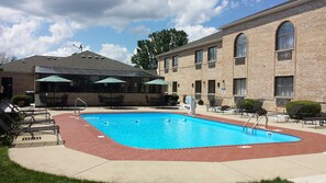 Piscine extérieure en saison