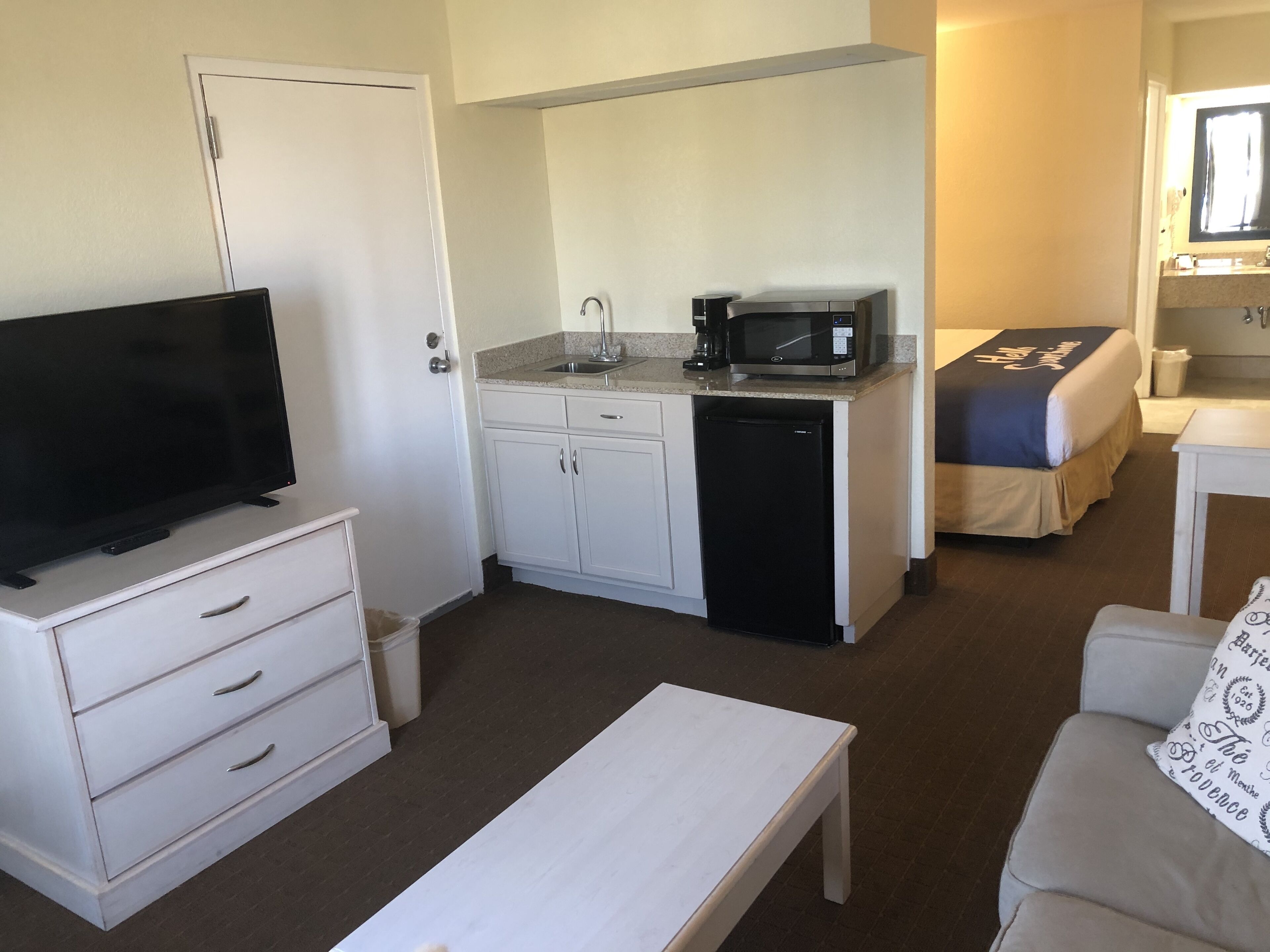 Studio Suite, 1 King Bed, Non Smoking | Living area | 25-inch TV with cable channels