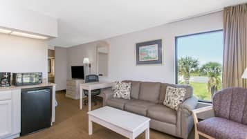 Studio Suite, 1 King Bed, Non Smoking | Desk, free WiFi, bed sheets