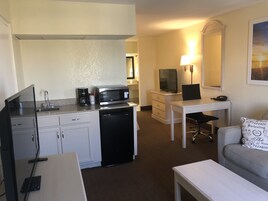 开间套房, 1 张特大床, 无烟房 | 起居区 | 25-英寸电视（配备有线频  道）