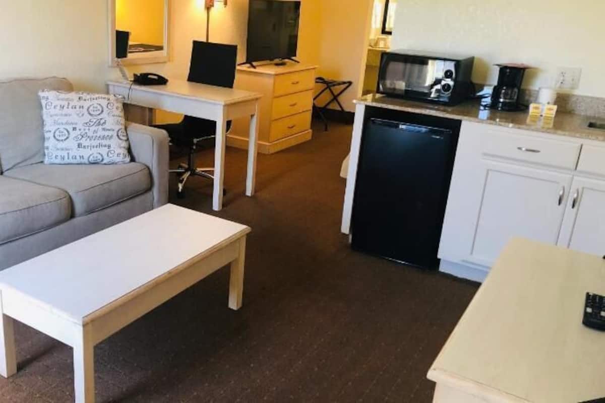Living area | 25-inch TV with cable channels
