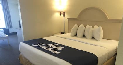 Days Inn & Suites by Wyndham Navarre - near Beaches/Hurlburt