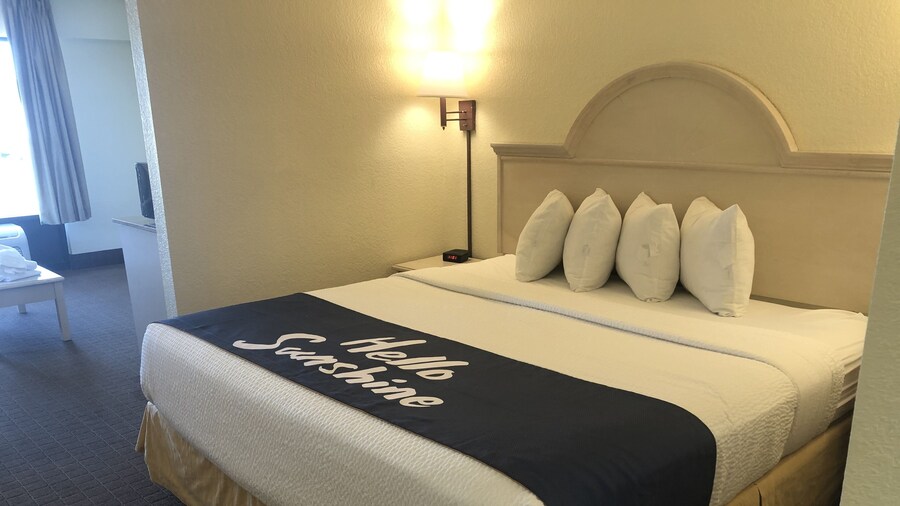 Days Inn & Suites by Wyndham Navarre - near Beaches/Hurlburt