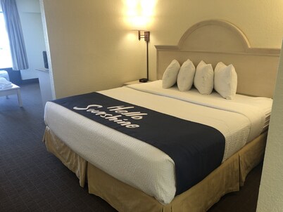 Days Inn & Suites by Wyndham Navarre - near Beaches/Hurlburt