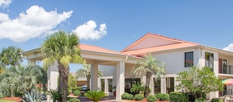 Days Inn & Suites by Wyndham Navarre - near Beaches/Hurlburt