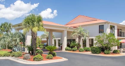Days Inn & Suites by Wyndham Navarre - near Beaches/Hurlburt