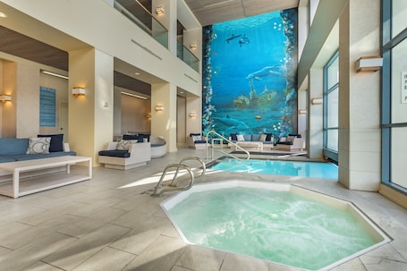 Alberca techada, alberca al aire libre y camastros