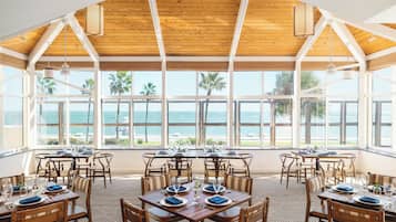 2 restaurants; breakfast, lunch, and dinner served